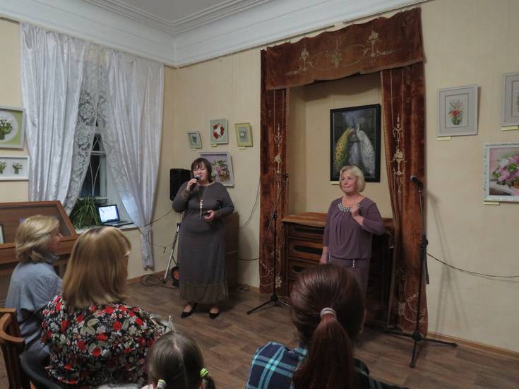 Людмила Бабенко и Татьяна Зубенко исполняют красивые песни о  дружбе, красоте и любви в Литературно-художественном музее во время проведения акции «Ночь искусств»