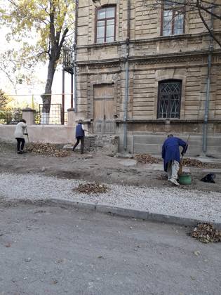 Общими усилиями удалось убрать листву с прилегающей территории к Литературно-художественному музею со стороны улицы К. Либкнехта