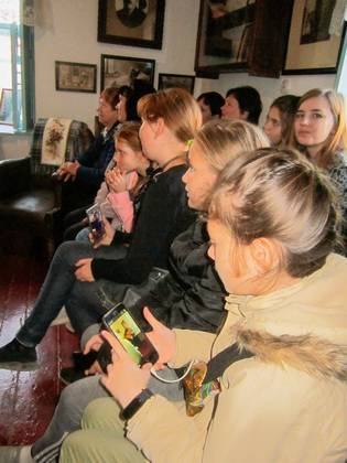 Среди зрителей концерта - юные ученицы старокрымской музыкальной школы