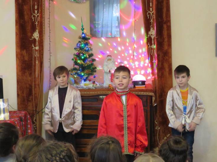 Учащиеся Старокрымского УВК №3 «Школа-лицей» во время исполнении песни о святом Николае