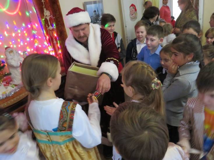 Святой Николай с большим удовольствием раздаёт сладости детям