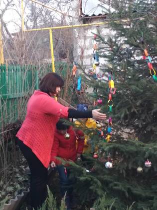 Второй, не менее увлекательной частью праздника, стало украшение детьми живой ёлки в саду музея.