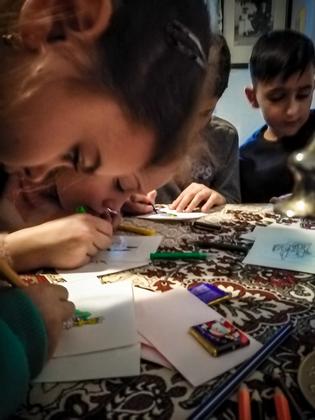 Дети раскрашивают карточки-раскраски с достопримечательностями Крыма