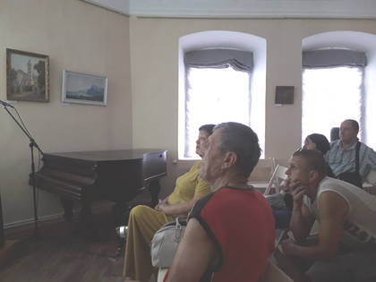 Зрители в Литературно-художественном музее во время проведения    часа истории «К истокам Руси», посвящённого  Дню Крещения  Руси
