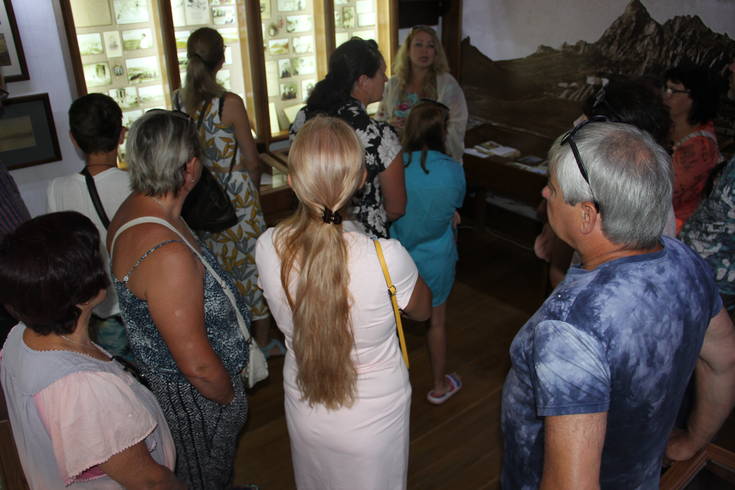 Посетители знакомятся с экспонатами выставки