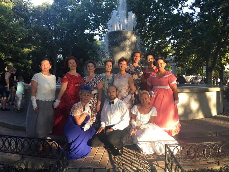 Участники бала в Севастополе феодосийского исторического клуба бального танца «Падеграс»