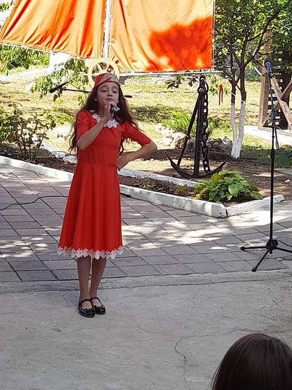Келеш Реян с песней на крымскотатарском языке выступает на празднике Алых парусов в Литературно-художественном музее
