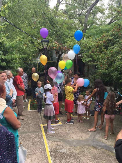 После концерта всех пригласили выйти во двор для запуска пятнадцати шаров, как символа 15-летия музея.