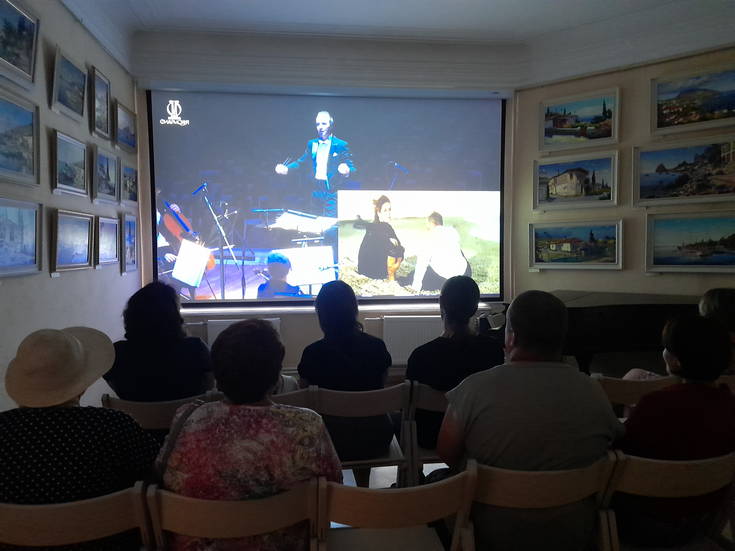 Жители и гости Старого Крыма смогли  прикоснуться к профессиональному празднику кинематографистов, посмотрев в Литературно-художественном музее  виртуальный концерт «Музыка нашего кино»