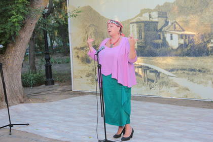 Марина Буданкова исполняет свою песню «Жираф» на стихи Н. Гумилева 