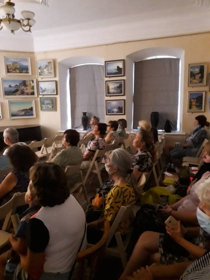 Жители и гости Старого Крыма во время виртуального концерта «Песни военных лет» смогли увидеть и услышать  выступление российского  национального молодёжного симфонического оркестра