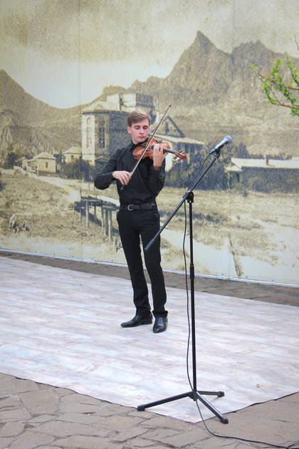 Даниил Шушунов исполняет концерт для скрипки П.И. Чайковского