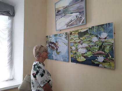 На выставке «Гармония шёлковых мотивов»  представлена живопись, выполненная акриловыми красками,  и в технике батик