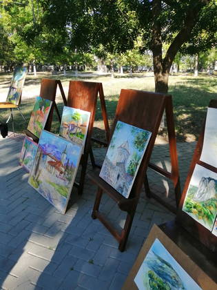 Художникам  было  предложено шесть  мест локаций Старого Крыма, каждый выбрал привлекательную и волнующую его тему