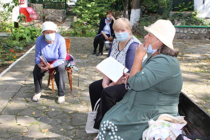 На встрече прозвучали стихи Ирины Ивановны, посвящённые старокрымскому лесу, любимой Феодосии и родному дому.
