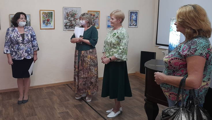 На выставке «Шерстяное счастье» в Литературно-художественном музее с приветственным словом выступила заведующая музеем Оксана Кузнецова