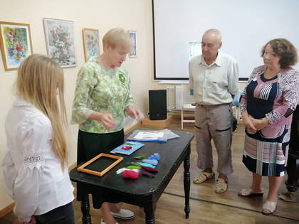 Знакомство с основными приёмами в работе по созданию картин из шерсти во время проведения мастер-класса в Литературно-художественном музее