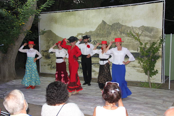 На сцене - зажигательный испанский танец Гарротин  в исполнении танцевального коллектива  Дома Поэта  «Аликанте»