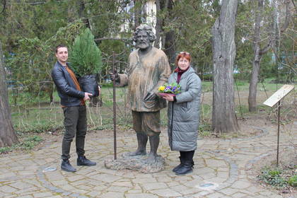 Участники экологической акции «Подарок Крымской весне» Наталья и Александр Калыний 