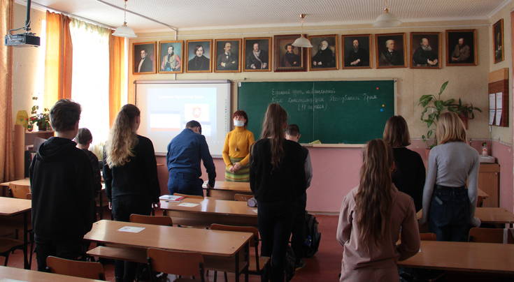 Учащиеся со вниманием, стоя, слушают гимн Крыма