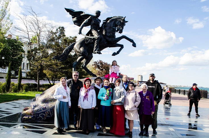 Члены клуба исторического бального танца «Падэграс» у памятника герою России П.С. Котляревскому