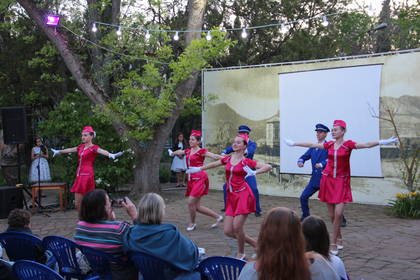 Танец «Аэрофлот» исполняют преподаватели и учащиеся Коктебельской школы искусств 