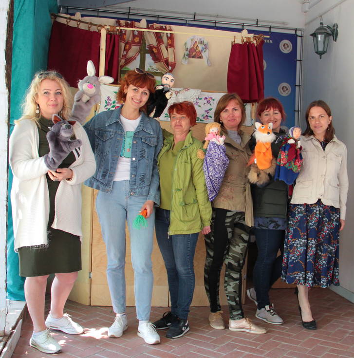 Актеры и кукольные персонажи Волошинского кукольного театра «Габриак»