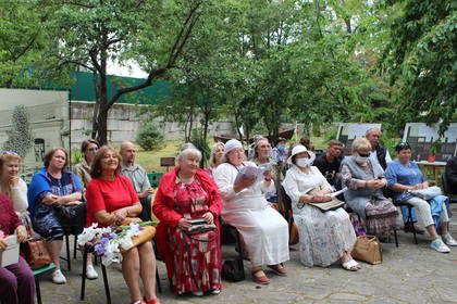 Гости и участники Слёта в саду Дома-музея К. Г. Паустовского