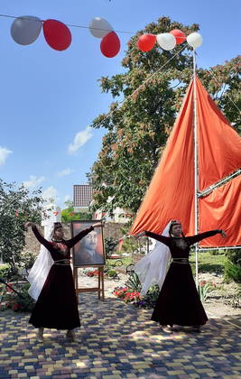 Участницы ансамбля «Атеш» танец «Агъыр ава» в Литературно-художественном музее на празднике Алого паруса