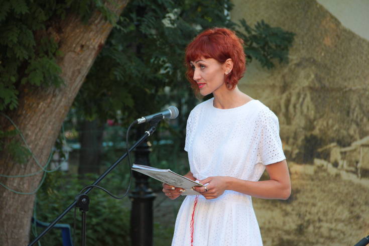 Стихотворение Нины Малаховой читает научный сотрудник ДМВ Лилия Сеферова