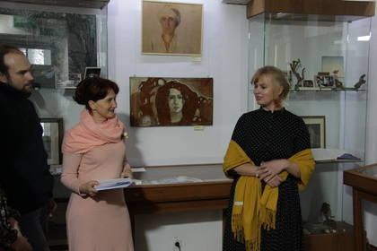 Сотрудники музея читают стихотворение М.А. Волошина, посвященное Марии Новицкой