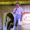 Поэт Алексей Терениченко читает свои стихотворения на торжественном открытии фестиваля.