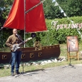 Автор-исполнитель Алексей Феденёв (Симферополь) на празднике поднятия Алого паруса в Литературно-художественном музее.