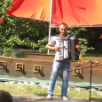 Энвер Ягьяев исполняет красивые мелодии на празднике поднятия   Алого паруса в Литературно-художественном музее г. Старый Крым