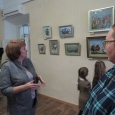 Елена Москаленко  (слева) на открытии персональной выставки «Творю и радуюсь» во время проведения акции «Ночь искусств» 