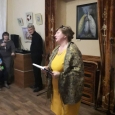 Научный сотрудник  Марина Стамова во время проведения акции «Ночь  искусств» рассказывает о многообразии народных танцев в Крыму